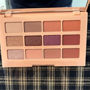 Glo Girl Love Bomb Eye Shadow Palette